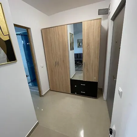 Garsoniera De Lux تيشيرغيول